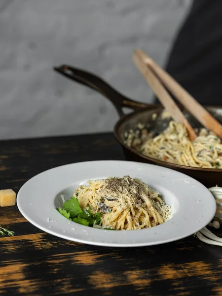 Pasta Italia Dengan Saus Jamur Mengenakan Keju Parmesan — Stok Foto