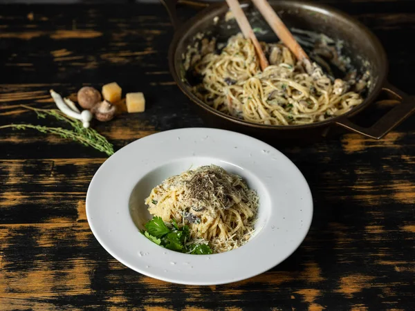 Pastas Italianas Con Salsa Champiñones Con Queso Parmesano — Foto de Stock