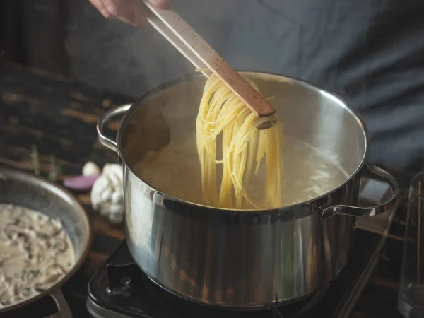 Erkek Şef Yemek Spagetti Makarna Yakın Görünümü — Stok fotoğraf