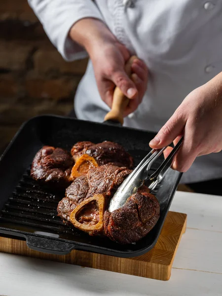 Jefe Cocción Filetes Carne Sartén — Foto de Stock