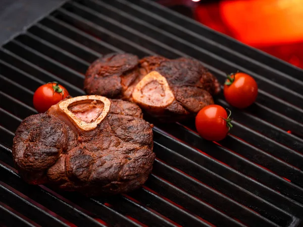 Bistecche Manzo Alla Griglia Ossea Con Pomodorini Alla Griglia — Foto Stock