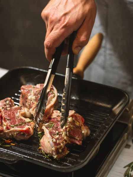 Chef Menyiapkan Daging Panggangan — Stok Foto