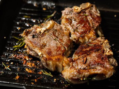 Baharatlı kızarmış tavuk.