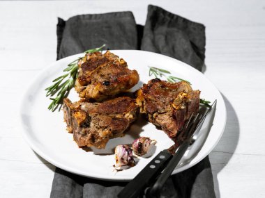 Baharatlı kızarmış tavuk.