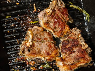 Baharatlı kızarmış tavuk.