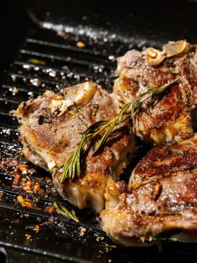 Baharatlı kızarmış tavuk.