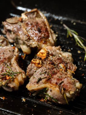 Baharatlı kızarmış tavuk.