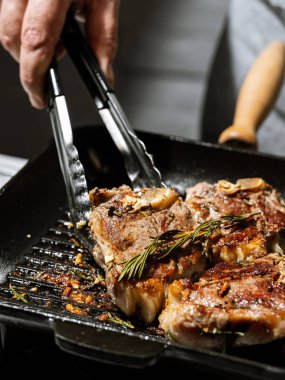 Baharatlı kızarmış tavuk.