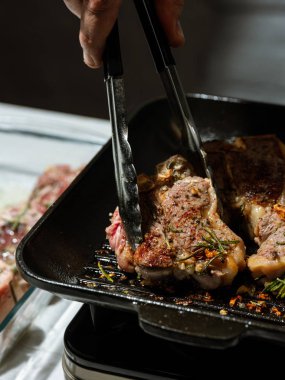 Şef ızgarada et hazırlıyor.