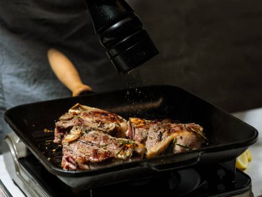 Bitkilerle dilimlenmiş çiğ et