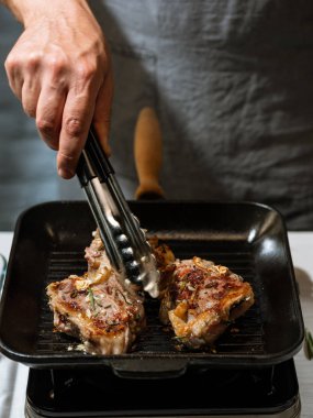 Şef ızgarada et hazırlıyor.