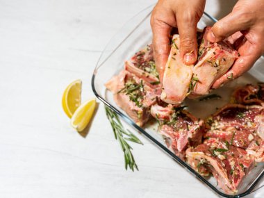 Şef otlarla et hazırlıyor.