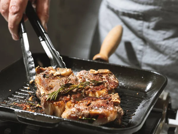 Grillezett Húst Készítő Séf — Stock Fotó