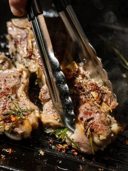Grillezett Húst Készítő Séf — Stock Fotó