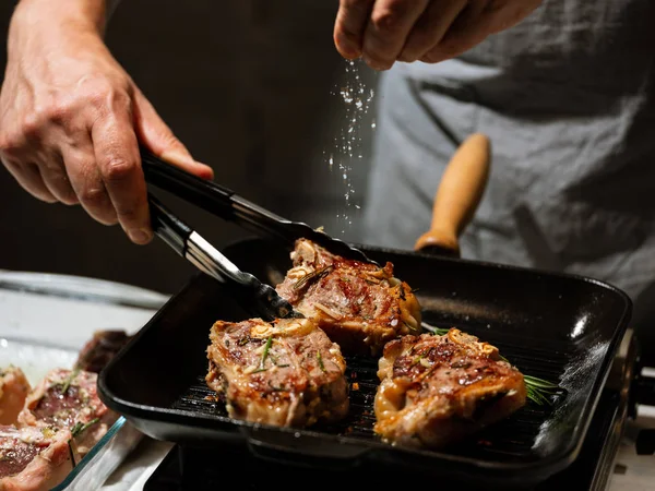 Chef Préparant Viande Sur Gril — Photo gratuite