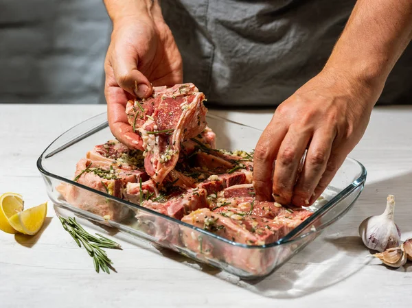 Chef Menyiapkan Daging Dengan Herbal — Stok Foto