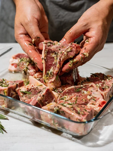 Chef Preparando Carne Com Ervas — Fotografia de Stock