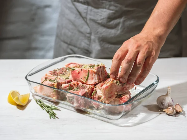 Chef Preparando Carne Com Ervas — Fotografia de Stock