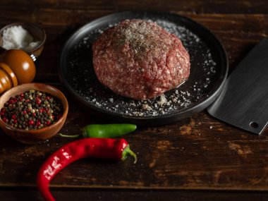 Baharat ve otlarla doğranmış çiğ et.