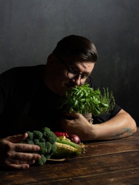 Elinde taze sebze tutan bir adam.