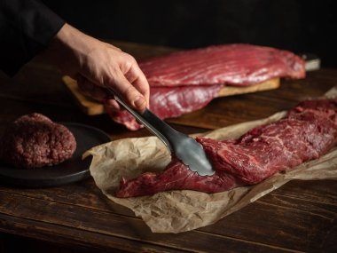 Adam çiğ et hazırlıyor. 