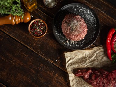 Baharat ve otlarla doğranmış çiğ et.