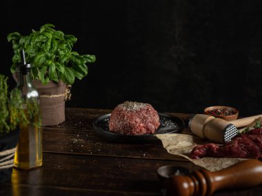 Baharat ve otlarla doğranmış çiğ et.