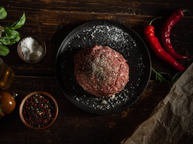 Baharat ve otlarla doğranmış çiğ et.