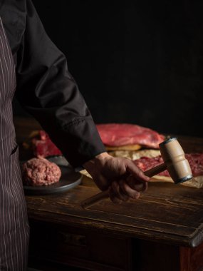 Şef baharat ve otlarla kıyma hazırlıyor.