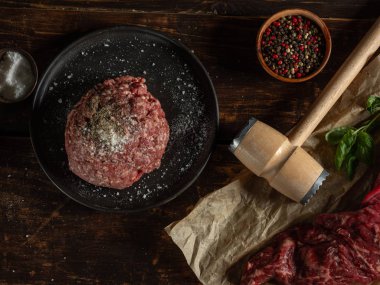 Baharat ve otlarla doğranmış çiğ et.