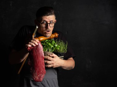 Şef çiğ et tutuyor. 