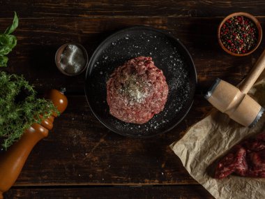 Baharat ve otlarla doğranmış çiğ et.