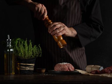 Şef baharat ve otlarla kıyma hazırlıyor.