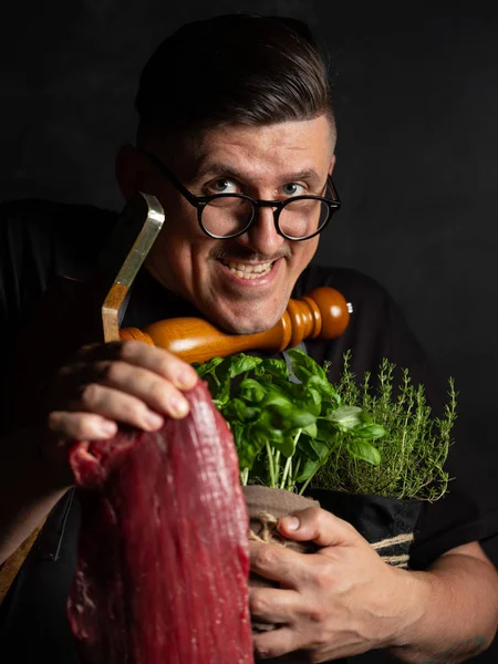 Şef çiğ et tutuyor. 