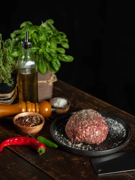 Baharat ve otlarla doğranmış çiğ et.