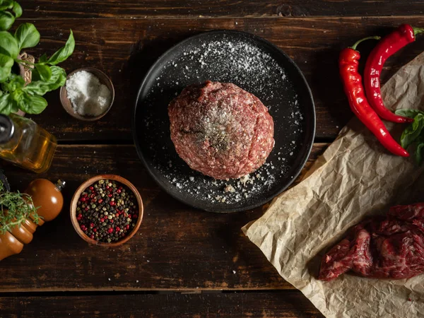 Baharat ve otlarla doğranmış çiğ et.