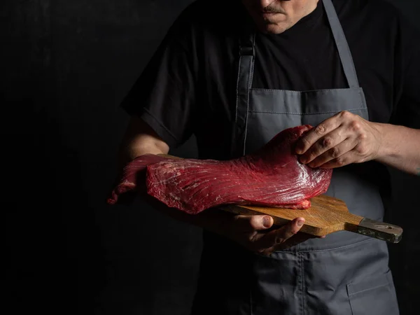 Chef Segurando Carne Crua — Fotografia de Stock