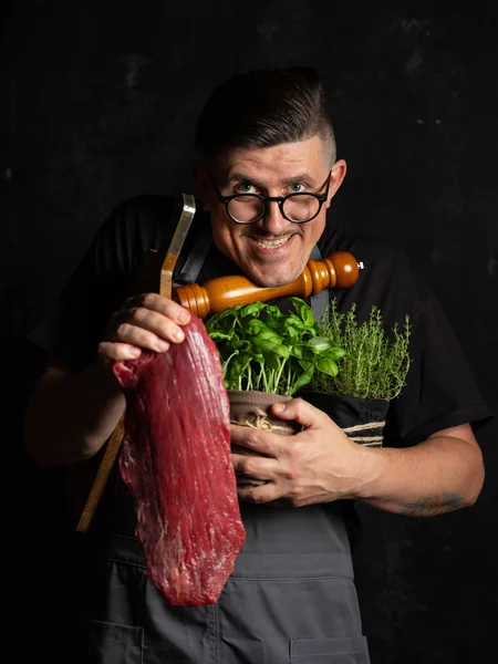 Şef çiğ et tutuyor. 