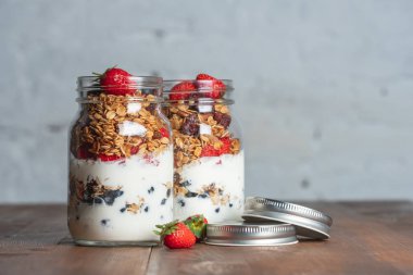 Cam kavanozlarda böğürtlenli ev yapımı granola.