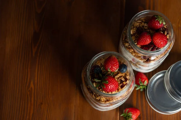 Hemgjord Granola Med Bär Glasburkar — Stockfoto