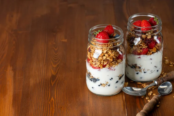 Hemgjord Granola Med Bär Glasburkar — Stockfoto