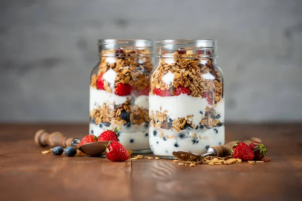 Cam kavanozlarda böğürtlenli ev yapımı granola.