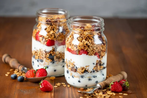 Hemgjord Granola Med Bär Glasburkar — Stockfoto