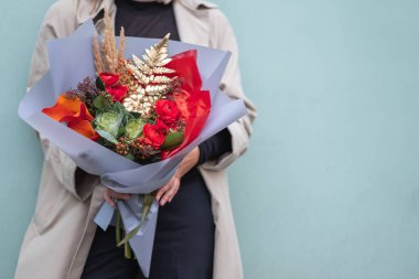 Kadın elinde güzel buket