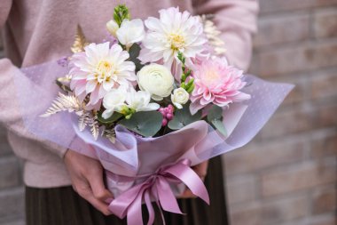 Kadın elinde güzel buket