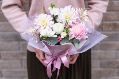 Kadın elinde güzel buket