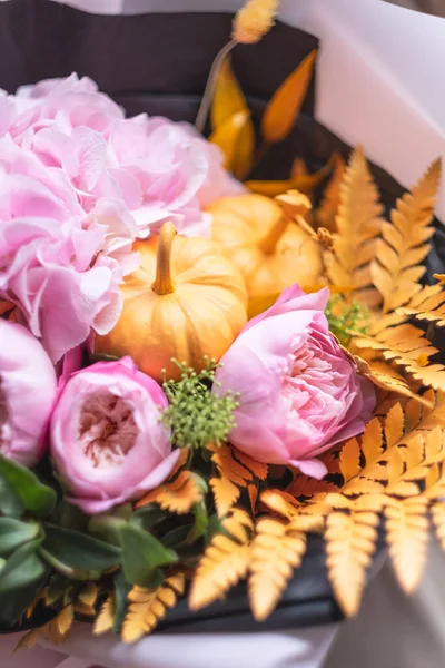 Piękne Świeże Kwiaty Bukiet Pomarańczowymi Liśćmi Dyni — Zdjęcie stockowe