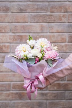 Kadın elinde güzel buket