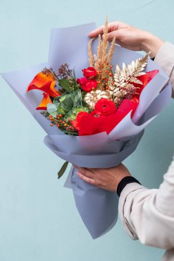 Kadın elinde güzel buket