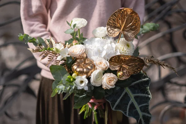 女性の手で美しい花束 — ストック写真